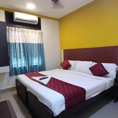 Skyry Hotels Adyar Ченай Екстериор снимка
