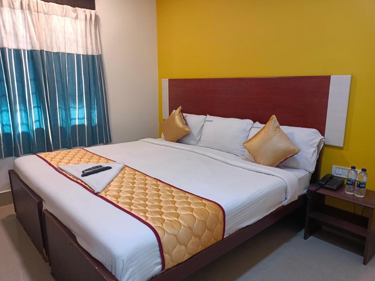 Skyry Hotels Adyar Ченай Екстериор снимка
