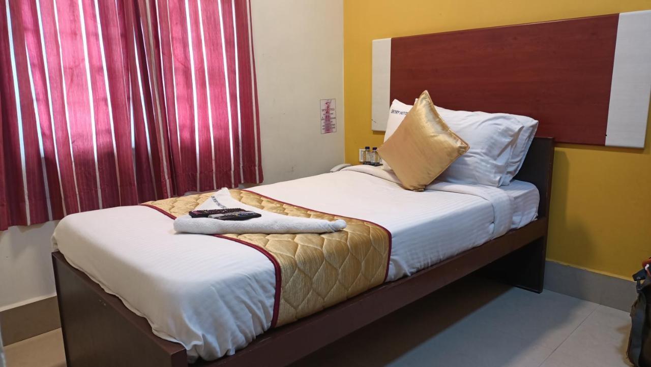 Skyry Hotels Adyar Ченай Екстериор снимка