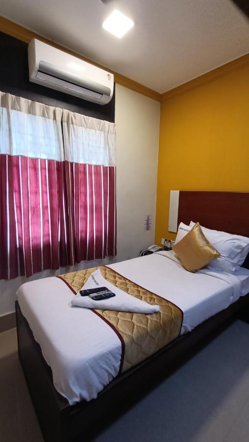 Skyry Hotels Adyar Ченай Екстериор снимка