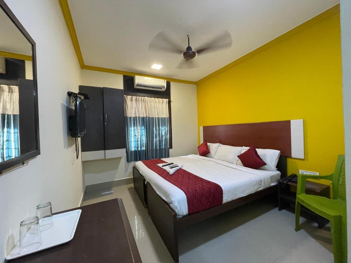 Skyry Hotels Adyar Ченай Екстериор снимка