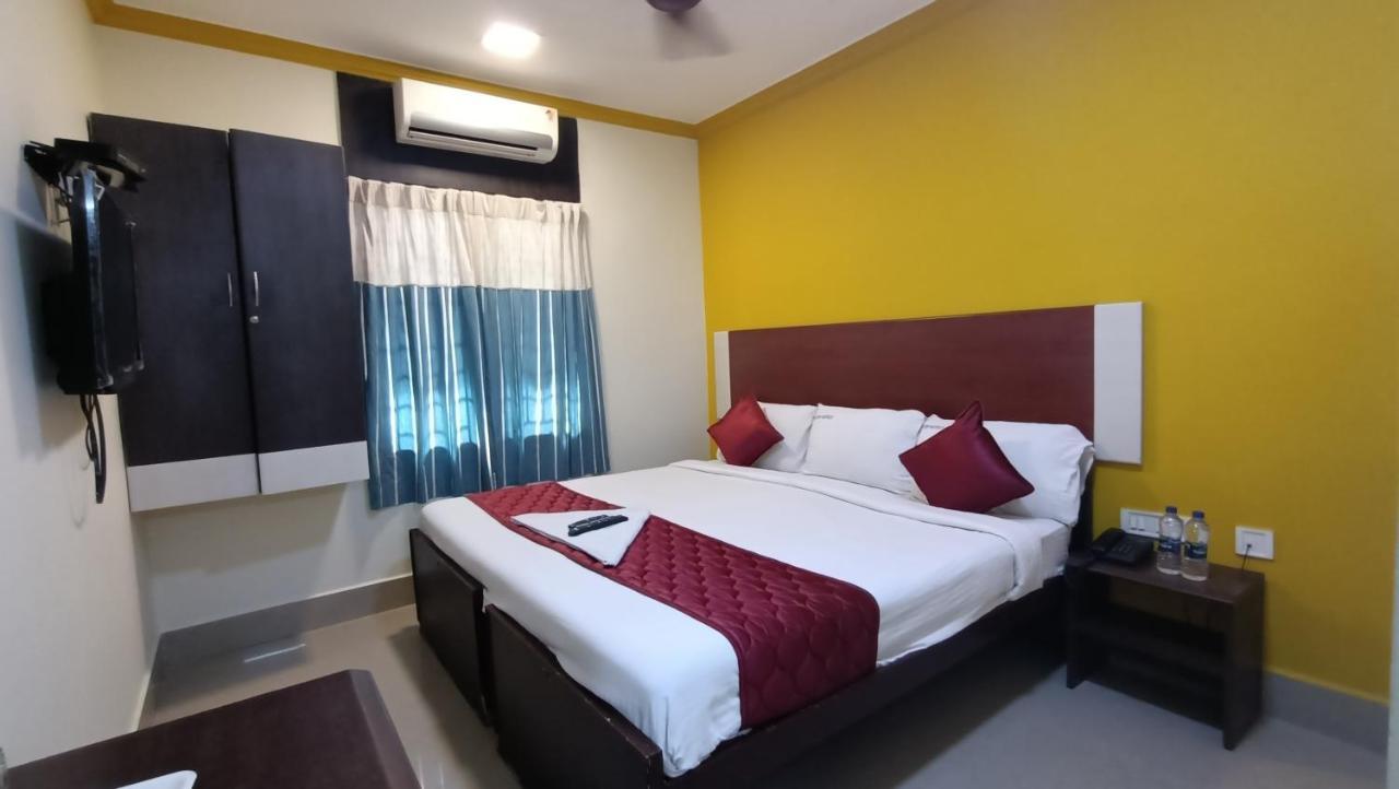 Skyry Hotels Adyar Ченай Екстериор снимка